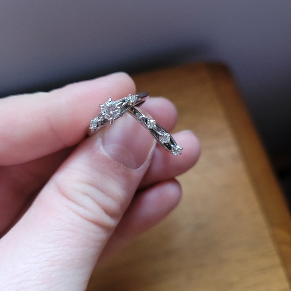 $2000 EMT 18K white gold wedding ring and wedding band. - Picture 11 of 12